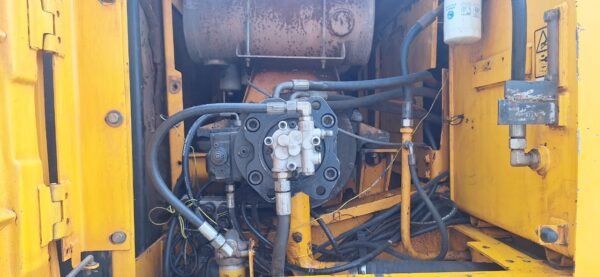 JS220 Excavator - Image 8
