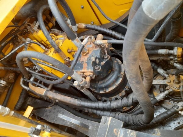 Hyundai 215 Excavator - Image 4