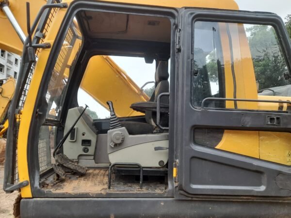 Hyundai 215 Excavator - Image 3