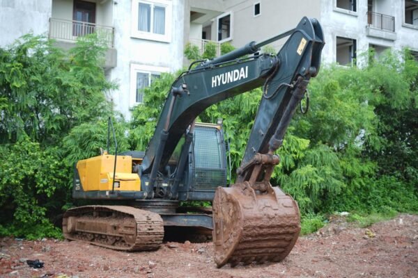 Hyundai 215 Excavator - Image 2
