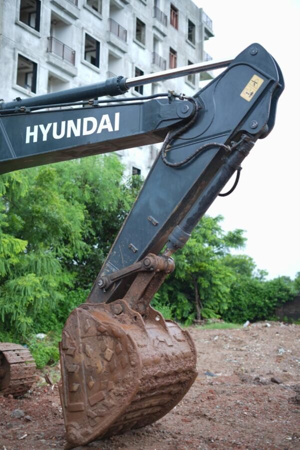 Hyundai 215 Excavator - Image 3