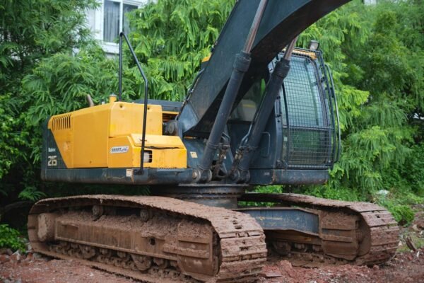 Hyundai 215 Excavator - Image 4
