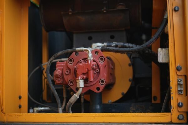 Hyundai 215 Excavator - Image 7