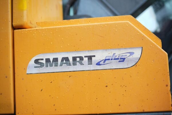 Hyundai 215 Excavator - Image 8