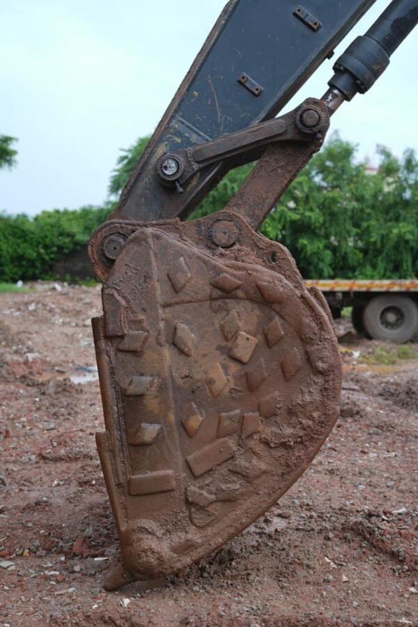 Hyundai 215 Excavator - Image 10