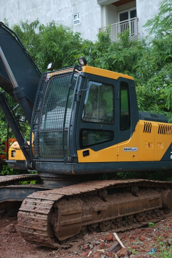 Hyundai 215 Excavator - Image 12