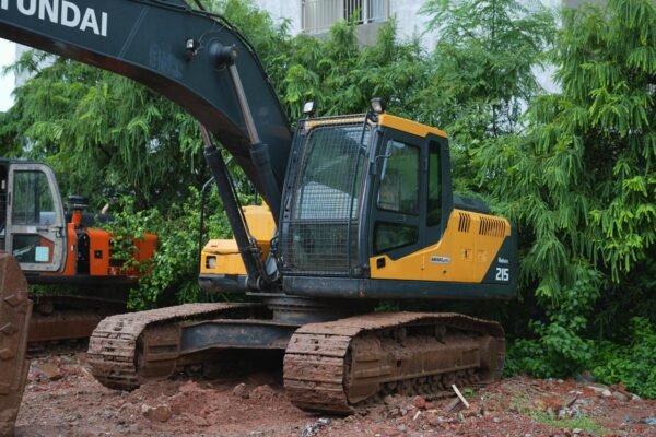 Hyundai 215 Excavator - Image 13