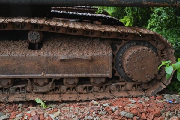 Hyundai 215 Excavator - Image 16
