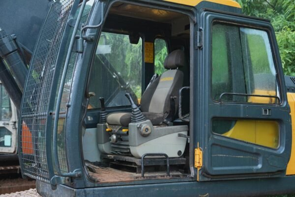 Hyundai 215 Excavator - Image 17