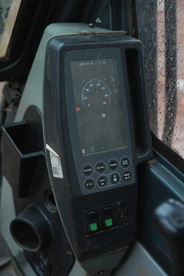 Hyundai 215 Excavator - Image 22