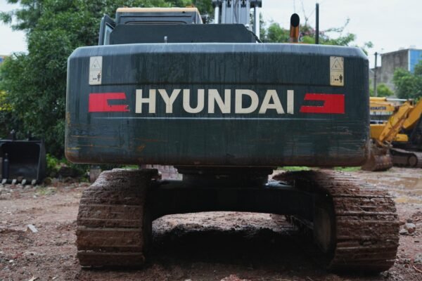 Hyundai 215 Excavator - Image 23